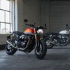 トライアンフ スピードツイン1200 新型。左が「RS」