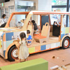 木製のクルマが用意され、ジャングルジム感覚で遊べた