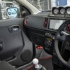 コクピットの作り込みはスポーティ路線がベース。ドアミラー裏にフォーカルのツイーターを設置するのもワンポイントになっている。