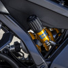 リヤサスはオーリンズ製。油圧式のリモートプリロードアジャスターを装備。タンデム時や荷物搭載時に簡単に手で回せるのが良い。