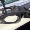 両持ちのスイングアームとすることでイメージを一新。MotoGPテクノロジーを随所に投入している。
