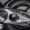 両持ちスイングアームが多彩な走りの変化を生み出し、車体設計の自由度をアップさせた。