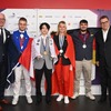 向かって左からBASFコーティングス事業本部グローバルオートモーティブリフィニッシュ部門シニアバイスプレジデントのティトマーシュ氏、一人おいて金メダリストの星野選手