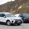 VW Tロック 次期型プロトタイプ（白）と現行型（ダークカラー）
