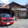 Honda e。山口・須佐の食堂梅乃葉にて。早い時間に着けばこの地方名物の活きイカを食べることができる。