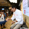 イベント後マスコミ対応の囲み取材の終わりを待ち、サイン会が行われた