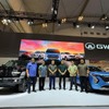 ジャカルタモーターショーで初公開されたHAVAL JOLION HEV（右）