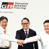 左からHaas F1代表の小松礼雄氏、モリゾウ氏（トヨタ自動車代表取締役会長 豊田章男氏）、TOYOTA GAZOO Racing プレジデントの高橋智也氏