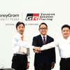左からHaas F1代表の小松礼雄氏、モリゾウ氏（トヨタ自動車代表取締役会長 豊田章男氏）、TOYOTA GAZOO Racing プレジデントの高橋智也氏