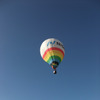 上空の風は安定している。とにかく離陸だとばかりに飛び立つ気球。蒼空とのコントラストが見事。