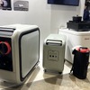 トヨタの水素カートリッジ：左がカートリッジモジュール、中央がFCモジュール、右がキャリーバッグに入った水素カートリッジと水素コンロ