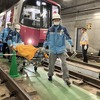 都営地下鉄異常時総合訓練：けが人の搬出