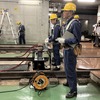 都営地下鉄異常時総合訓練：脱線した車両の復旧。ジャッキに油圧を送る