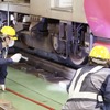 都営地下鉄異常時総合訓練：脱線した車両の復旧。ジャッキで車体を持ち上げる