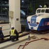 エミテラス所沢：おとぎ電車搬入・設置。台車に乗せて方向転換（10月17日未明）