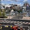 引き込み線レガシーの上、2階から所沢駅方面を望む（9月18日）。手前の赤いトラックの付近から通りを横切り、カーブしながら左奥の所沢駅に至る。灰白色の切妻の家屋は廃線後にできたと思われる