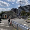 引込線跡。撮影者の左後方が所沢駅で、写真手前のガードレール左側が線路敷地。ガラス面の建物は廃線後にできたと思われ、線路は右にカーブしながら奥の工場に繋がっていた（9月18日）