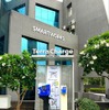 ウッタープラディッシュ州ノイダ スマートワークス敷地内　（左）急速充電器 ・ （右）普通充電器