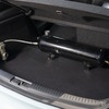 ラゲッジルームにはエアサスタンクを設置。シンプルなインストールで荷室の使い勝っても考慮した作り。