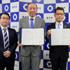 左から、北摂葬祭業協同組合上村威副理事長、岩本元彦理事長、長内繁樹豊中市長
