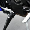MT-09のシフトペダルが楕円形なのに対し、R9はよりスポーティなライディングに適した円筒形になっている。クイックシフターを標準装備
