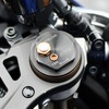 φ43mmの倒立フロントフォークもKYB製の新型。ベースバルブを設けることによって、シリンダー内部の圧力が最適化されている