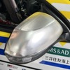 「サメ肌ミラー」。際の部分はツルツルとした通常のアルミフィルムだが、それ以外の部分は凹凸の加工が施されておりザラザラとした感触