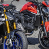 ヤマハ MT-09 SP（左）とドゥカティ モンスター＋（右）