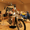 【Love Cub 50】50名の著名人がデザインした50台のスーパーカブ展