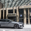 BMW i5 M60 xDrive ツーリングと、会場となった「FREUDE by BMW」