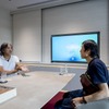 クルマ談義を繰り広げるモータージャーナリスト九島辰也氏（左）と参加者の太田さん（右）
