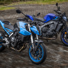 スズキ GSX-8S（左）とヤマハ MT-09（右）