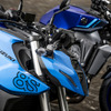 スズキ GSX-8S（左）とヤマハ MT-09（右）