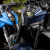 スズキ GSX-8S（左）とヤマハ MT-09（右）