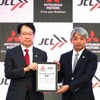 三菱自動車の加藤隆雄社長（向かって左）と、JCLの片山右京代表取締役による、パートナーシップ宣言（11月1日）