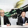 シェフラージャパン 代表取締役 CEO 田中昌一氏（左）と、自動車事業部E-モビリティディビジョン バイスプレジデント 齋藤岳士氏（右）