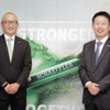 シェフラージャパン 代表取締役 CEO 田中昌一氏（左）と、自動車事業部E-モビリティディビジョン バイスプレジデント 齋藤岳士氏（右）