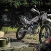 街中でも自然の中でも似合う、アウトドアギアを思わせるデザインと柔らかなカラーリング