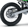 オフロード専用モデルKLX230Rと同様のアルミスイングアームとブラック仕上げの前後アルミリム