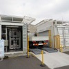 左右のコンテナにはバッテリーパックを収納。屋根にはソーラーパネルを設置してシステム用電源として使う