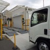 ステーション内に入っていくエルフEVのプロトタイプ