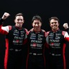 マイク・コンウェイ（左）、小林可夢偉（中央）、ニック・デ・フリース（右）