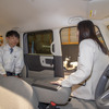 フラットな車内は、対面でトークを楽しむこともできる