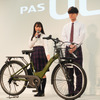 ヤマハの通学モデルの新型電動アシスト自転車『PAS ULU』と、CMキャラクターの稲垣来泉さん、小田推真さん