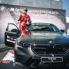 BMW『M5』新型が「Mアワード」としてMotoGP予選最速ライダーのバニャイア選手に授与