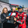 BMW『M5』新型が「Mアワード」としてMotoGP予選最速ライダーのバニャイア選手に授与