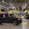 BMWとMINIの新車が工場内を無人で移動