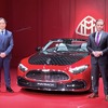 メルセデス・ベンツ日本のゲルティンガー剛社長兼CEOと、メルセデスベンツ・グループ、マイバッハ部門責任者のダニエル・レスコー氏