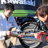 メグロ S1とW230の開発リーダー、高谷聡志氏（左）