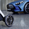 メルセデスベンツの新型ベビーカー「パフォーマンス」モデルの「AMG GT2」（左）